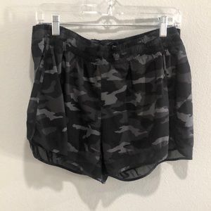 Athleta Camo Mesh Racer Run Shorts 4” - size XL